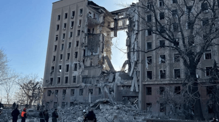 Кім пояснив, чи будуть відновлювати будівлю Миколаївської ОДА - 290x160