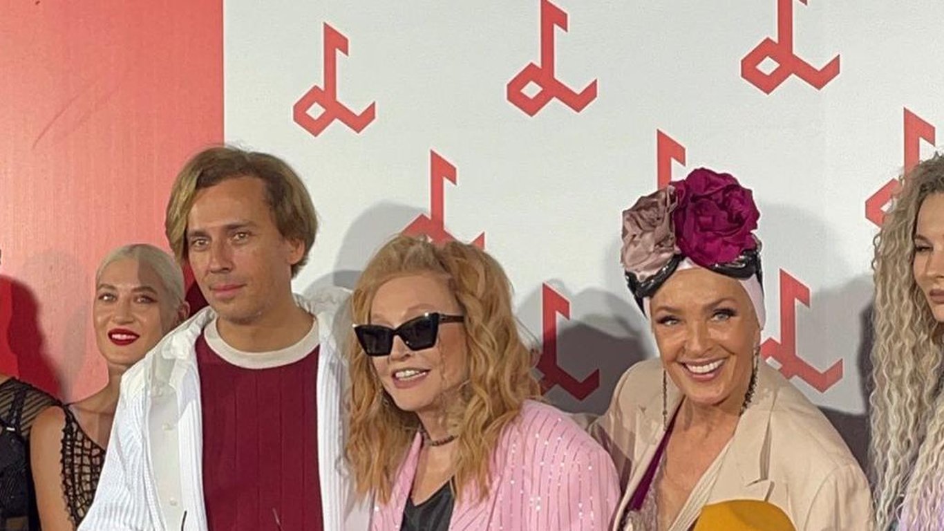Пугачева в образе Барби посетила фестиваль Вайкуле в поддержку Украины