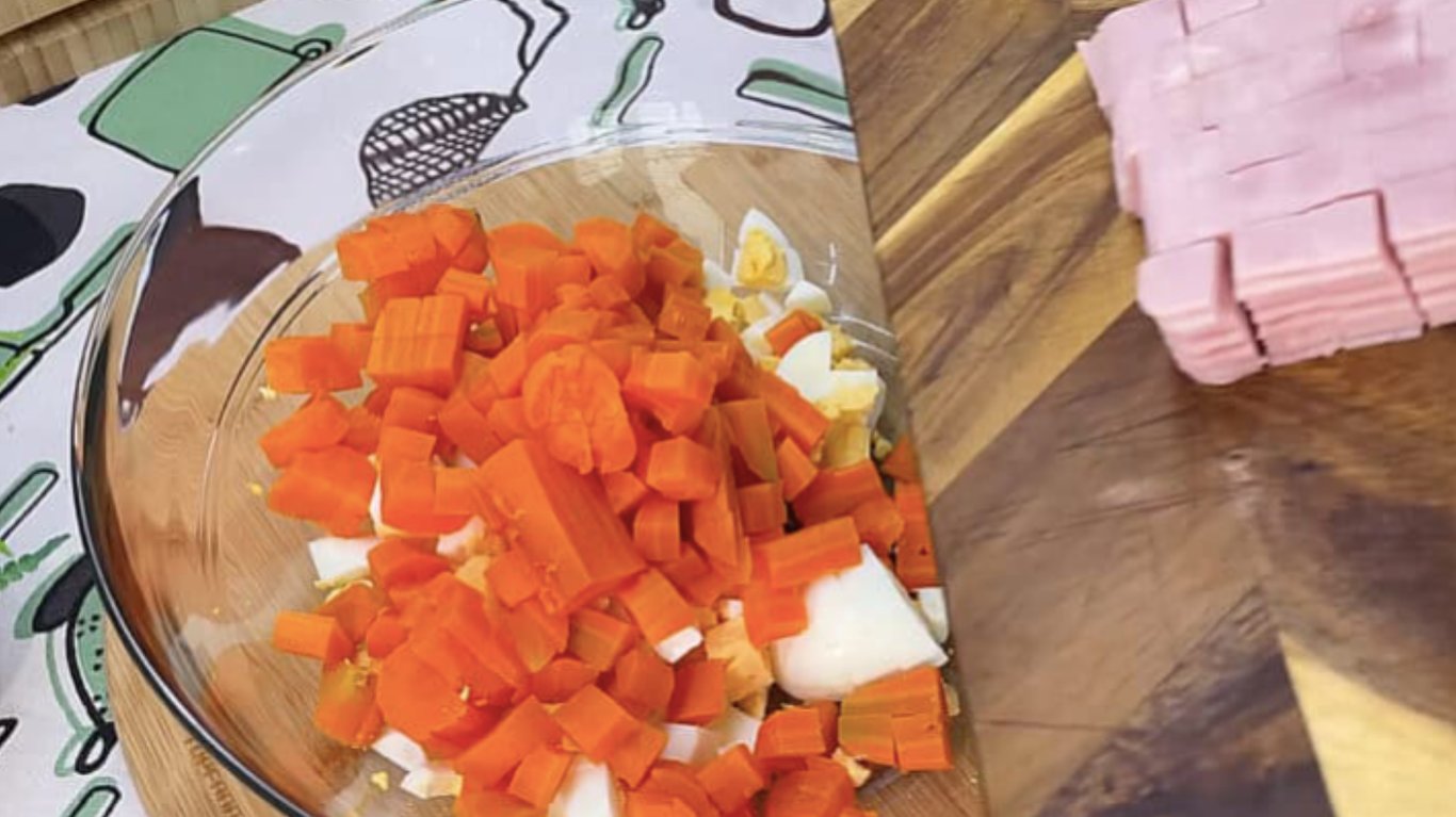 рецепт салату з ковбасою