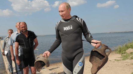 Экспиарник Шойгу: Путин доставал заранее подложенные амфоры - 285x160