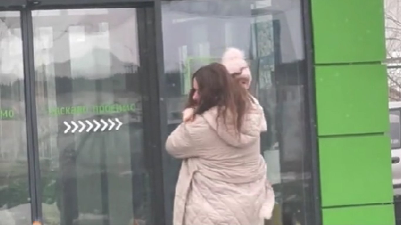 У мережі обговорюють Могилевську з дитиною на руках, яка назвала співачку мамою