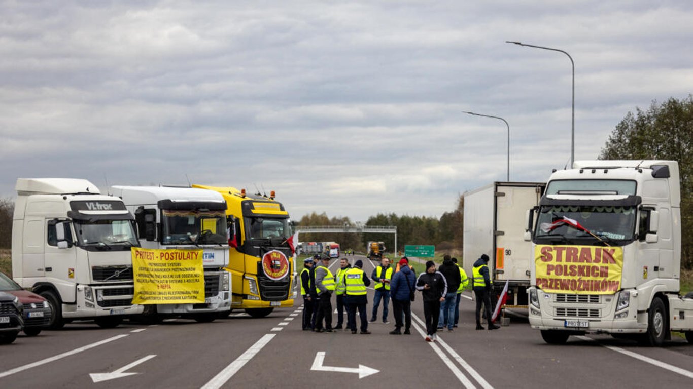В ГПСУ заявили, что вчера польские фермеры не пропустили из Украины ни одного грузовика