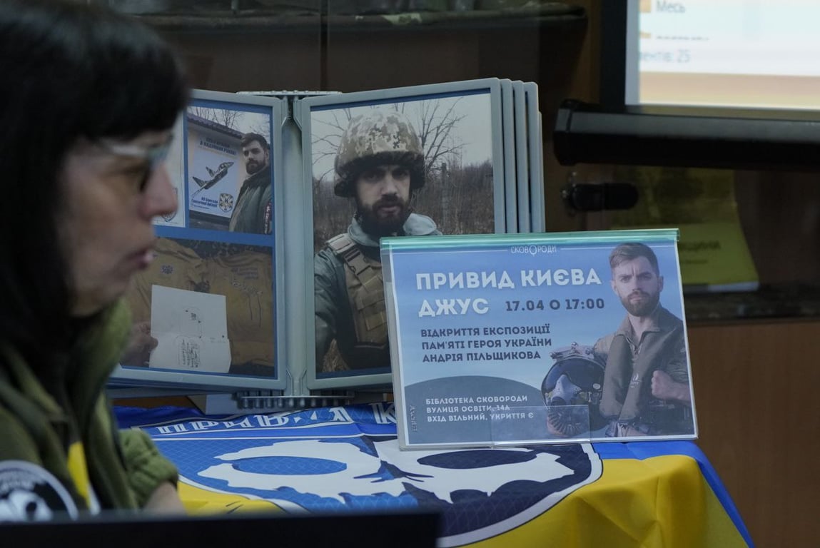 У столиці пройшло відкриття експозиції на честь "Привида Києва" - фото 1