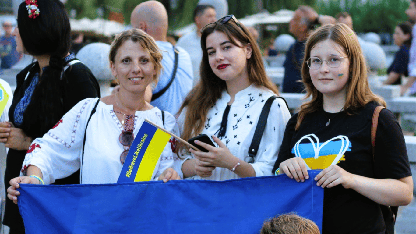 Сколько украинцев общаются на украинском языке: опрос