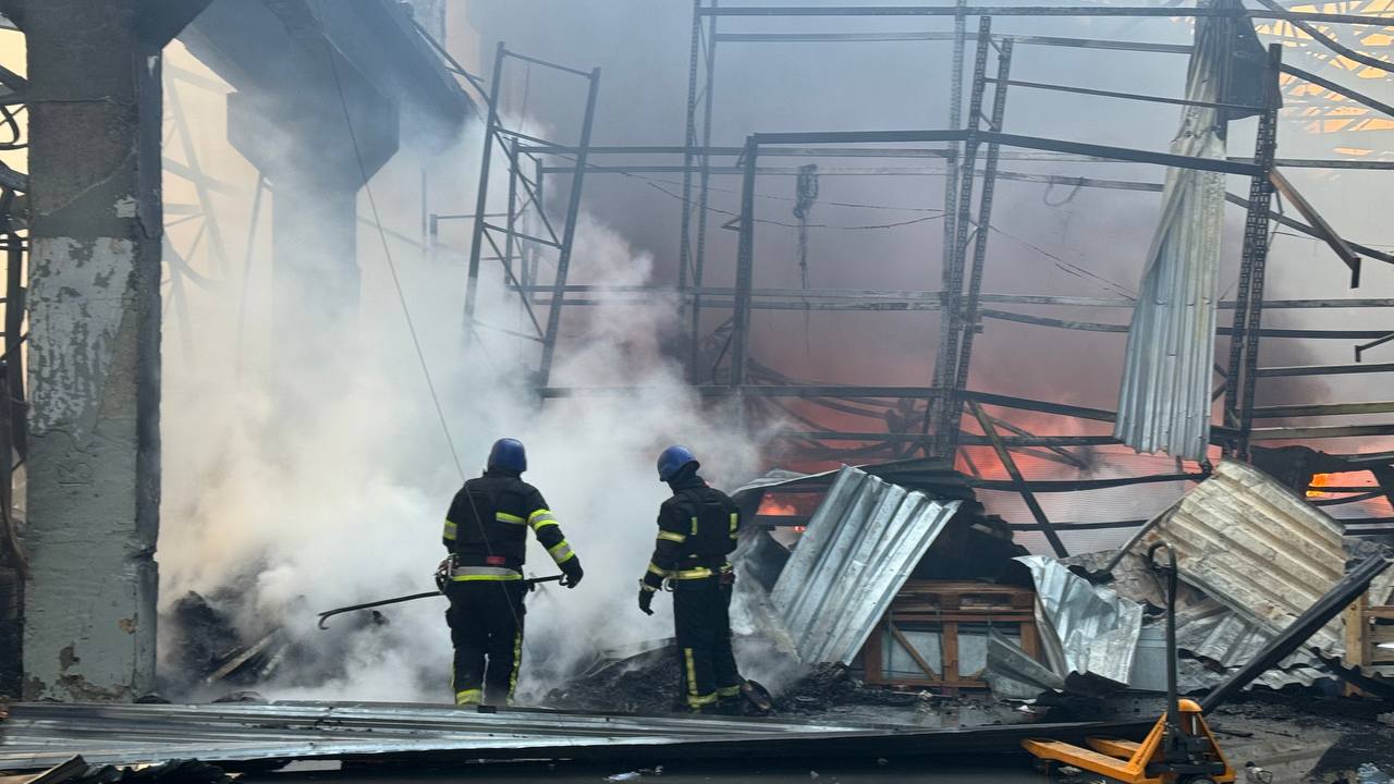 спасатели гасят пожар в Киеве