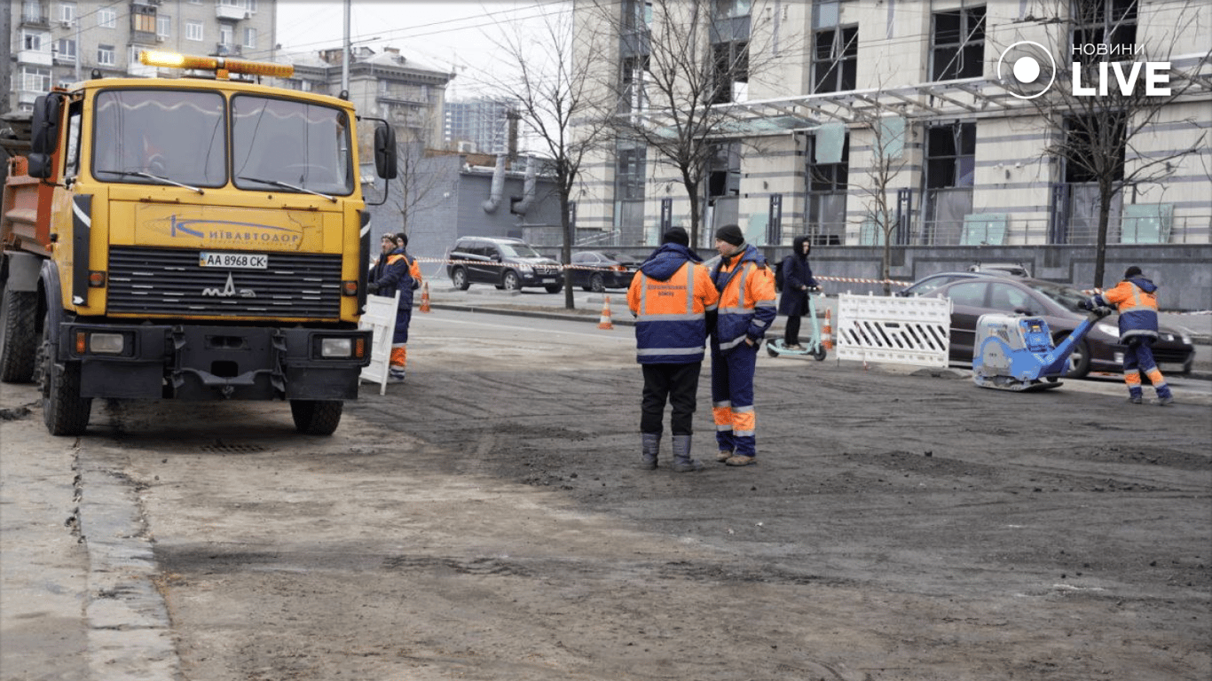 Комунальники прибирають наслідки обстрілу у Києві