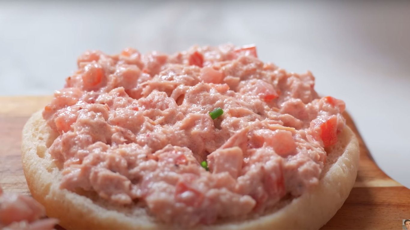 вкусная намазка с тунцом и помидором на хлеб 