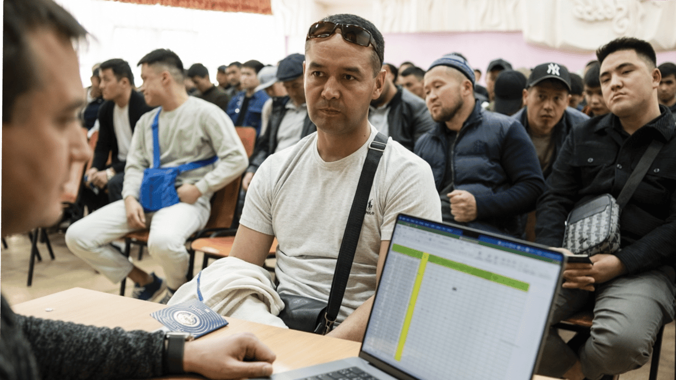 В Кыргызстане просят Путина смилостивиться над мигрантами в России