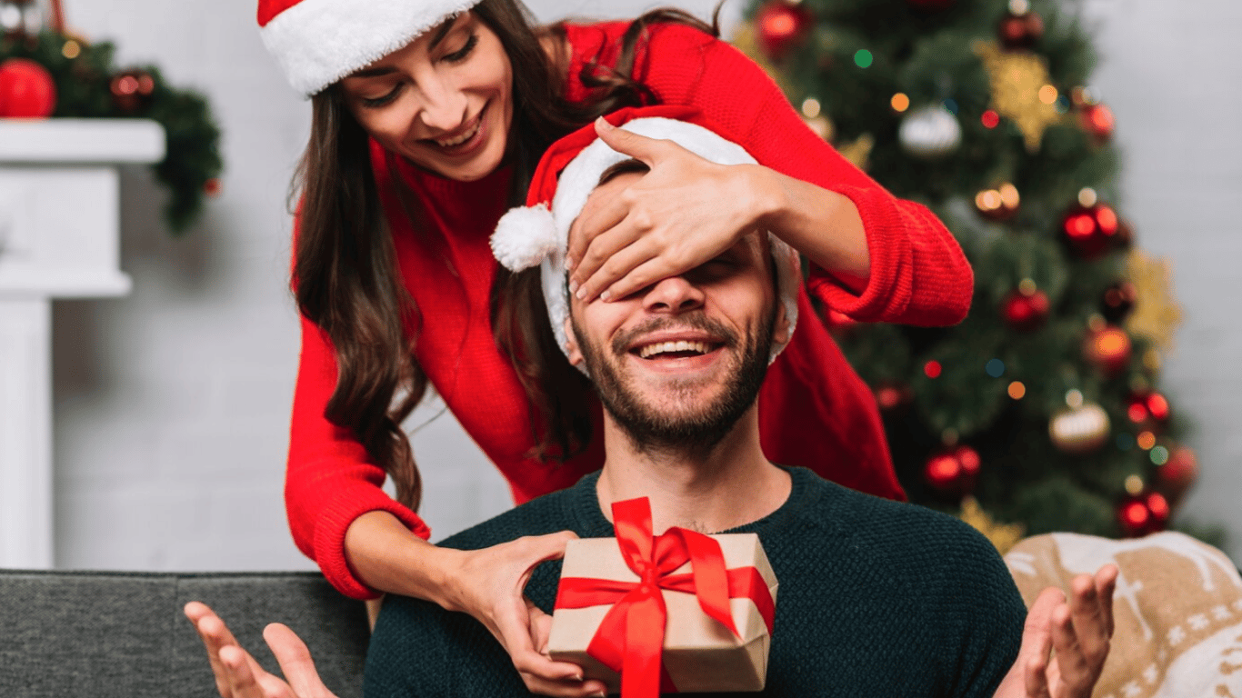 ТОП-5 найкращих ідей на подарунок коханому чоловікові на Новий рік-2024
