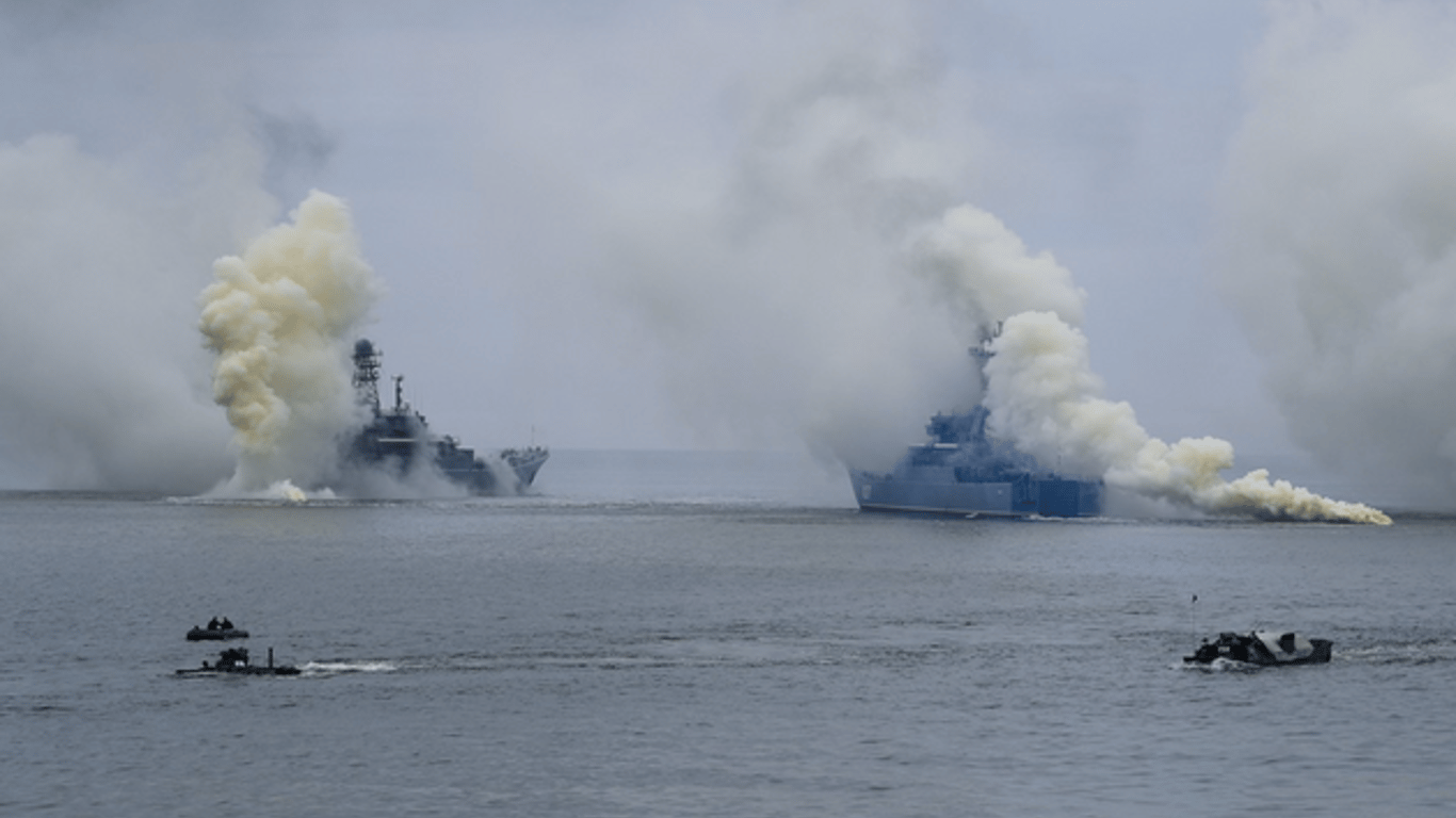 Ворожі кораблі залишаються у Чорному морі