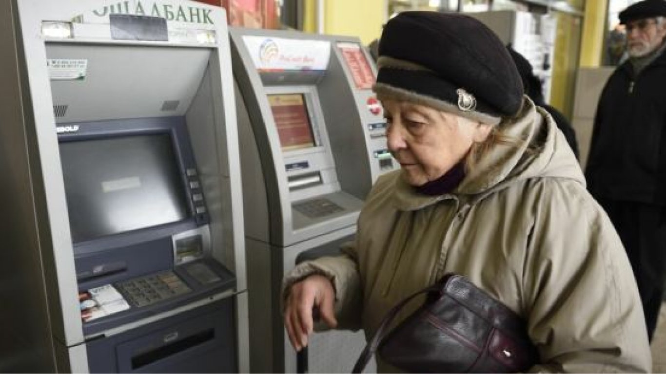 Ощадбанк не випускає електронні пенсійні — що радять переселенцям