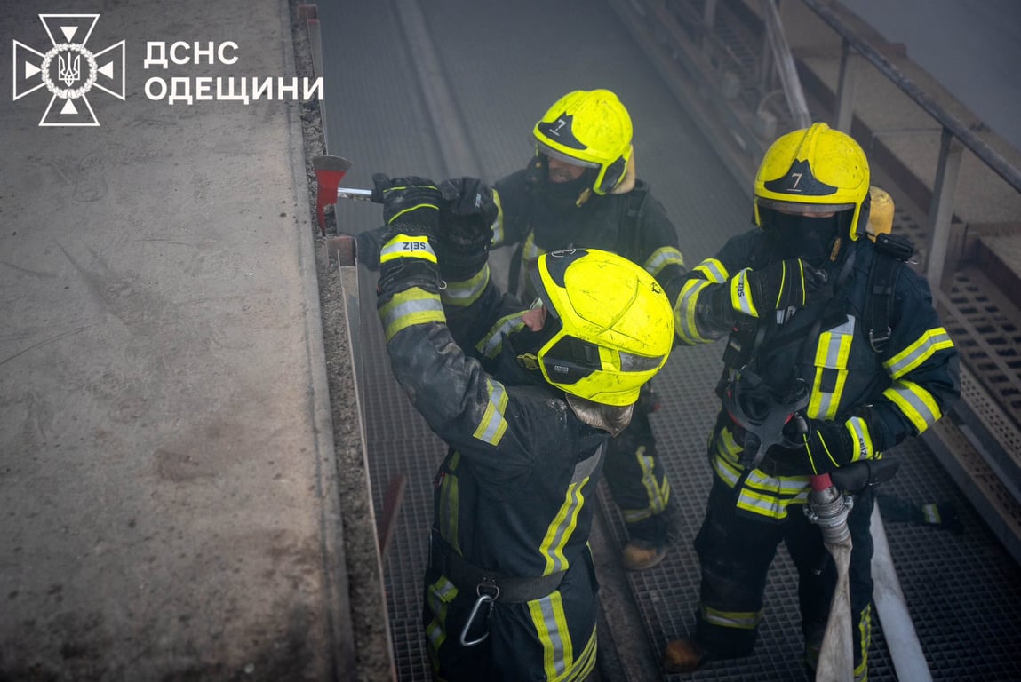 Пожежа у порту на Одещині — ДСНС показали масштаби - фото 3