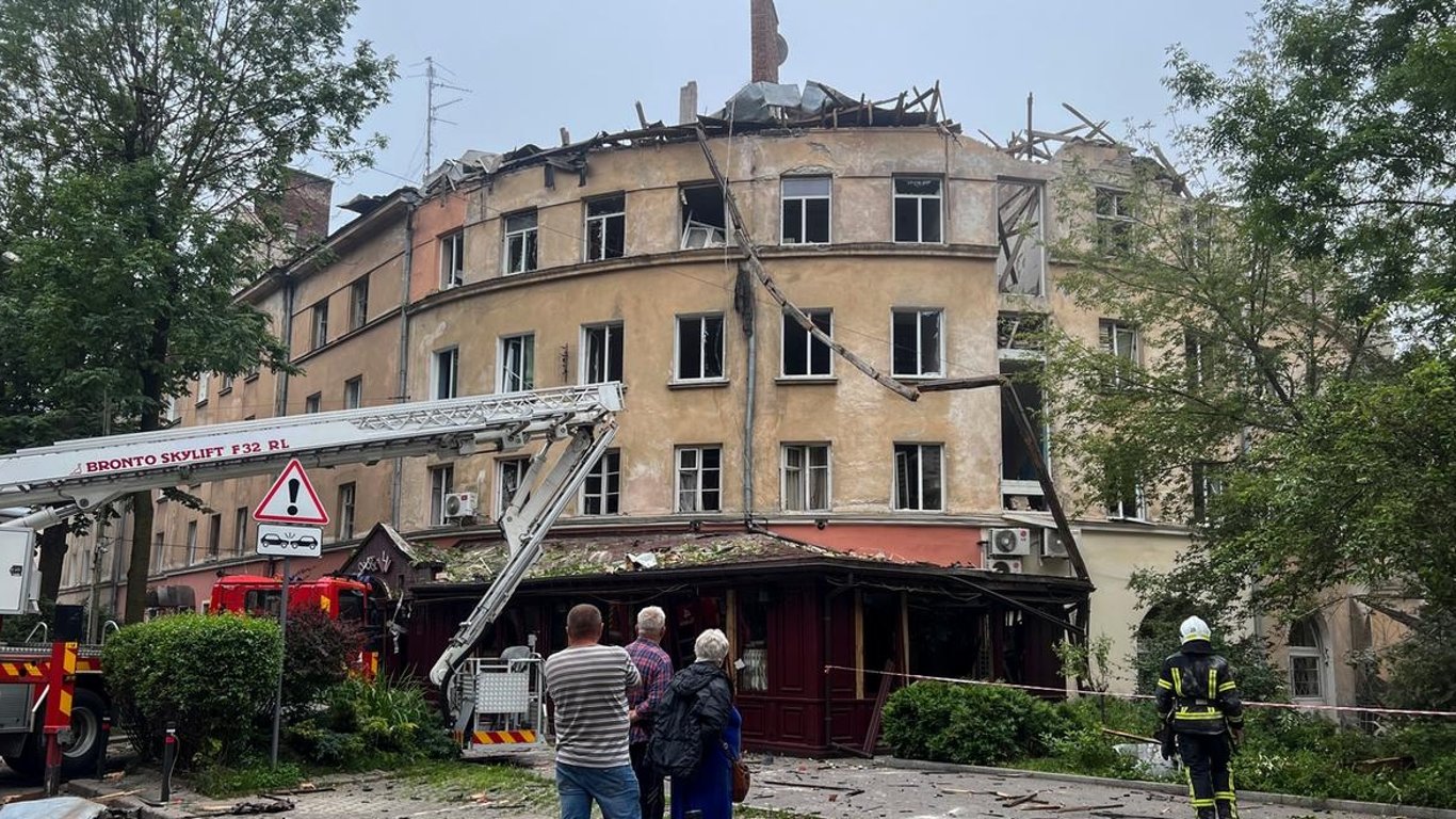 Мер Львова показав результати реконструкції будинку, куди минулого року влучила ракета