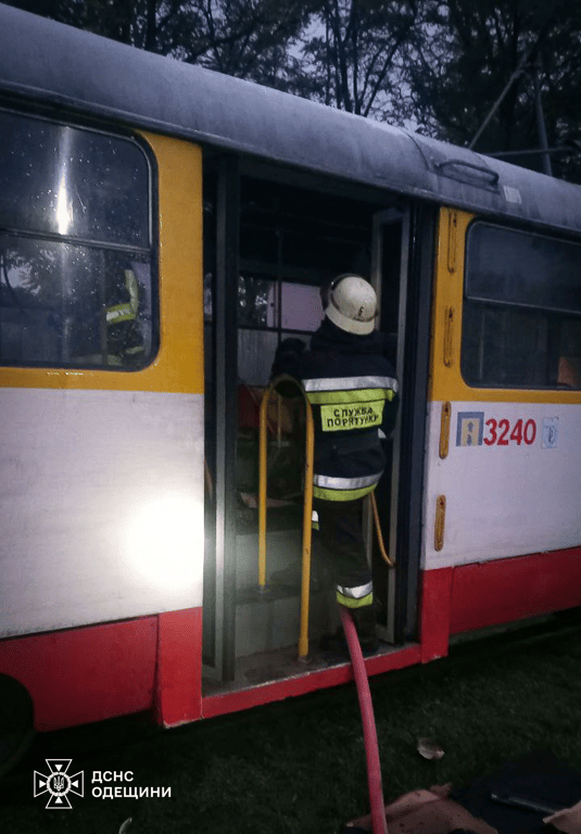 В Одесі горить трамвай