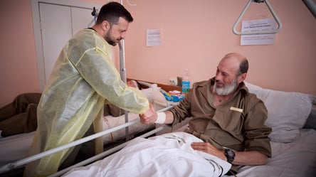 Зеленский посетил раненых украинских защитников в Харькове - 285x160