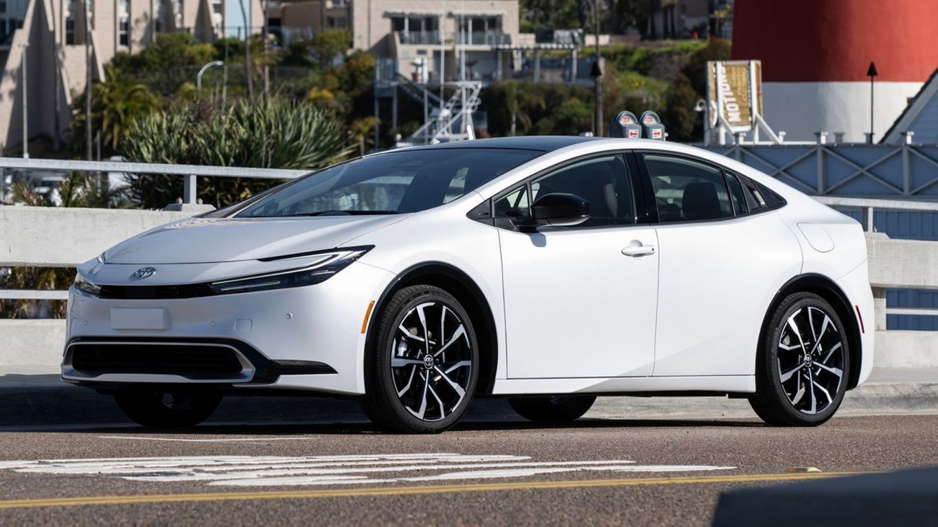 Toyota показала, какие преимущества гибридные автомобили имеют перед электрокарами