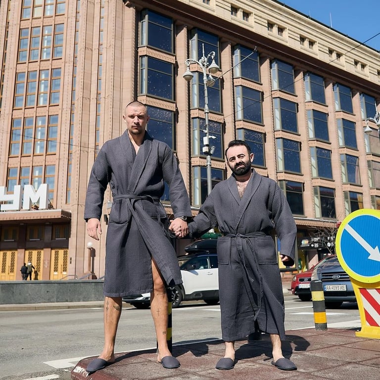 Арам Арзуманян с Тарасом Цимбалюком возле ЦУМ в Киеве