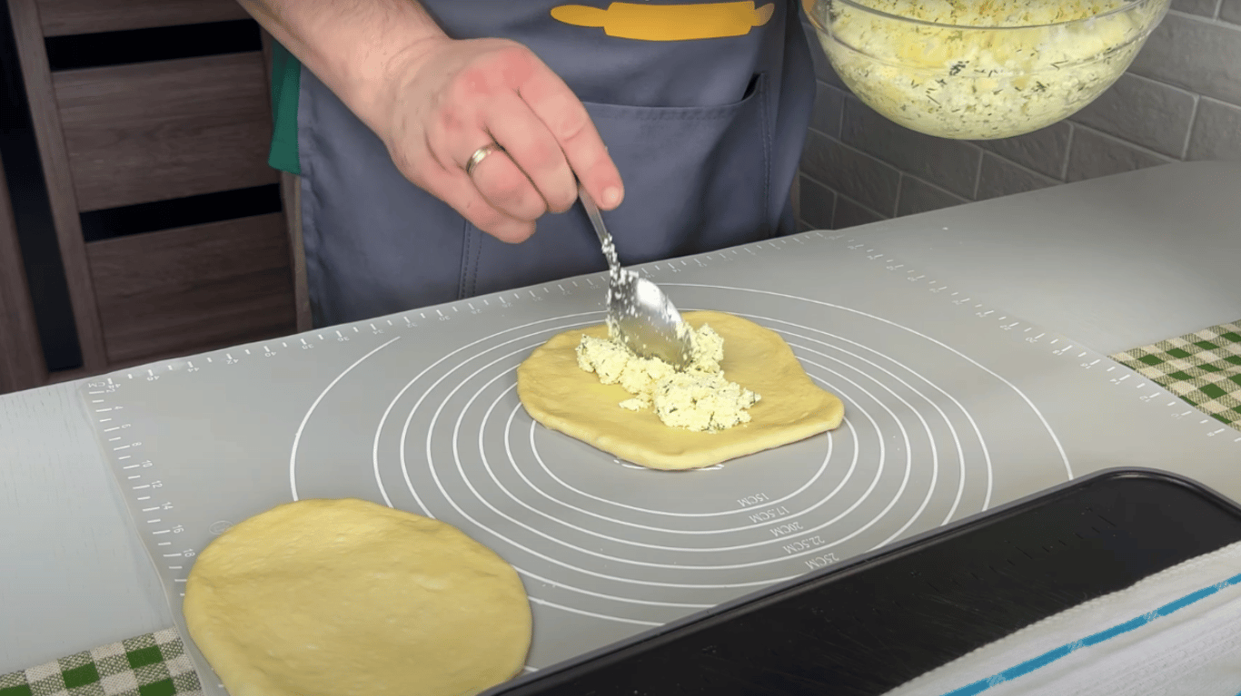 простий рецепт пиріжків з сиром та кропом в духовці