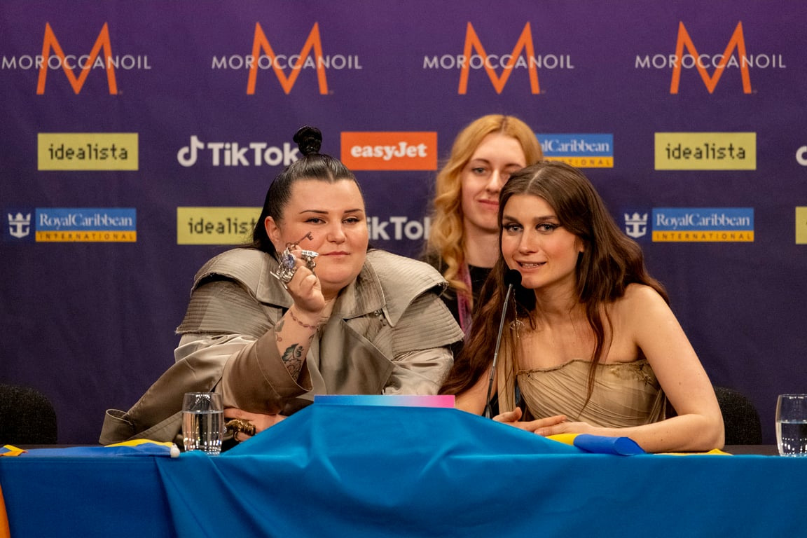 Jerry Heil и Alyona Alyona общаются с журналистами