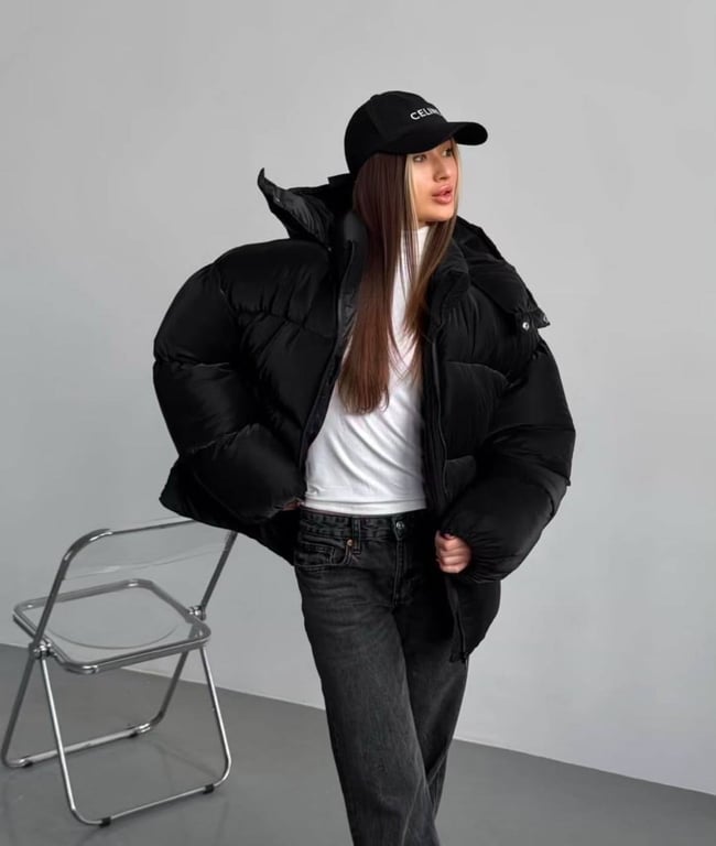 Черный пуховик подходит и к джинсам