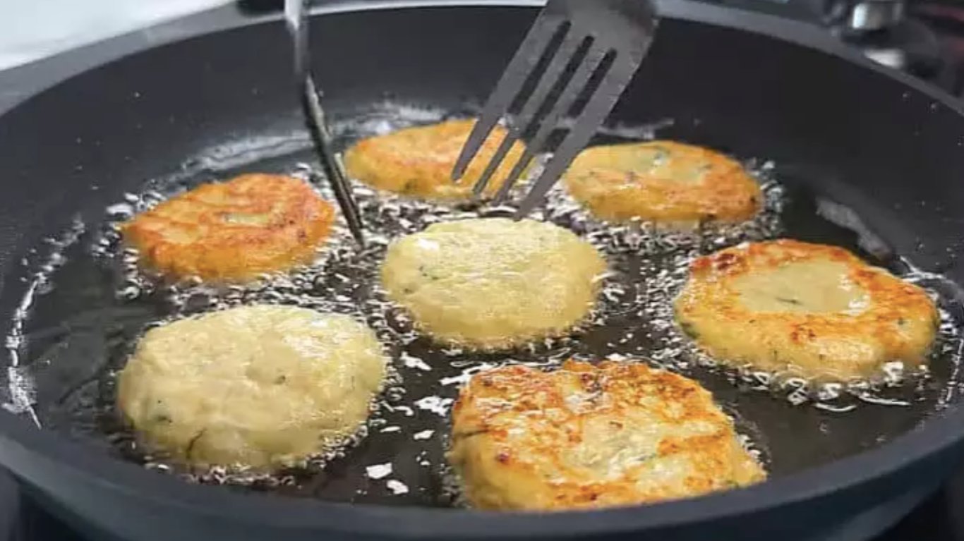 смачна швидка вечеря за 10 хвилин із картоплі, яєць, цибулі та сир