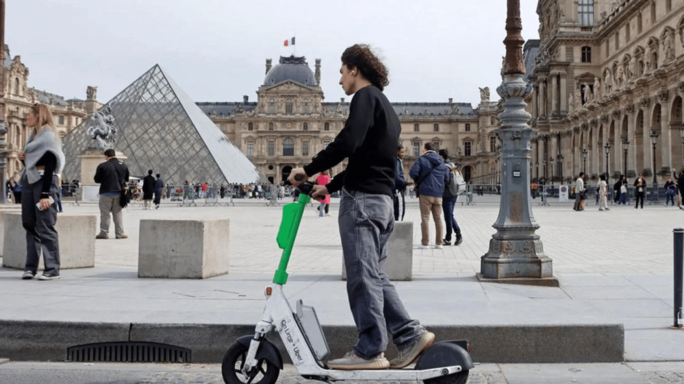 У Парижі заборонять користуватися електросамокатами