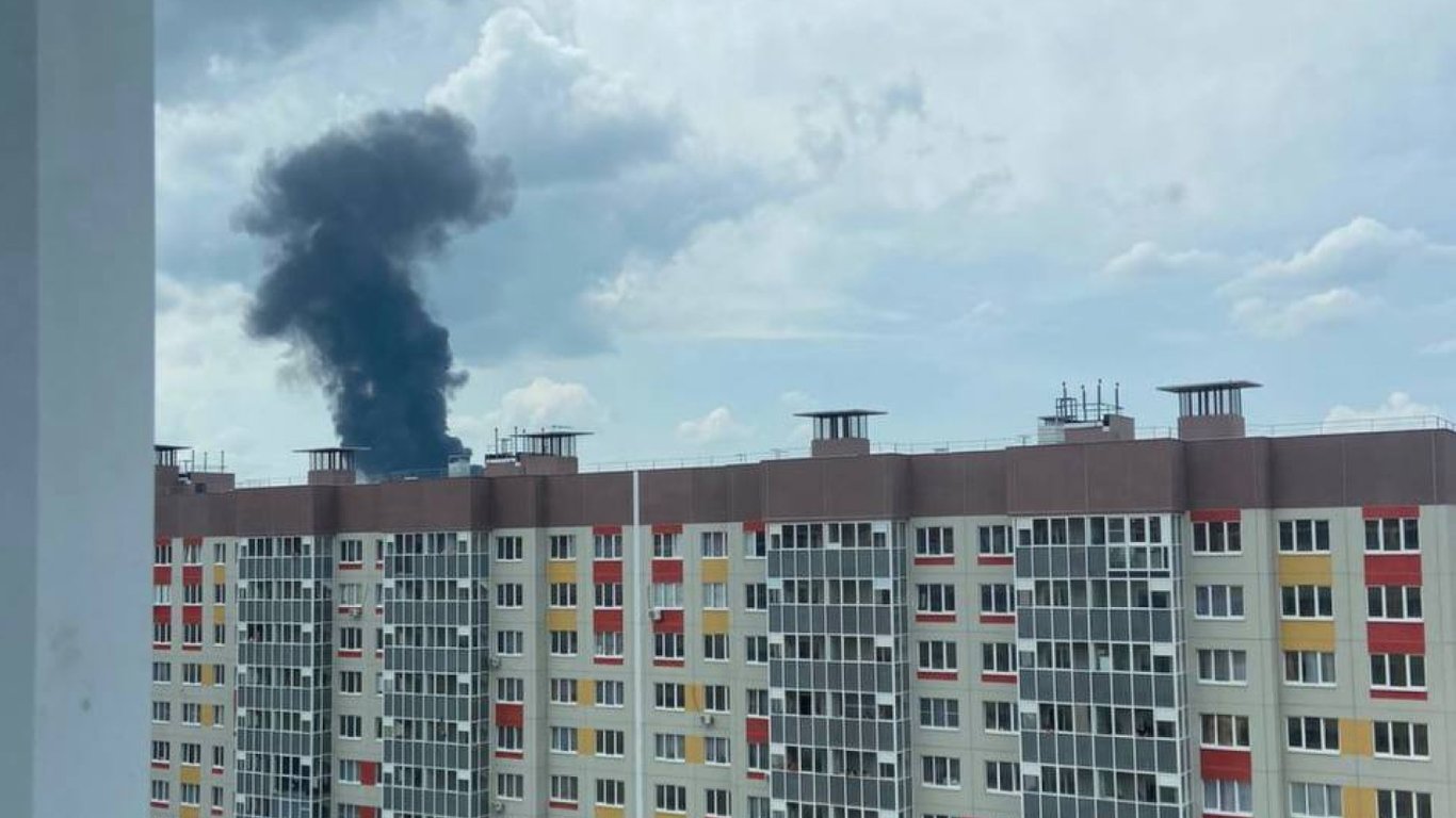 В Воронеже продолжается война: горит нефтебаза, звучат сирены, сбрасывают бомбы