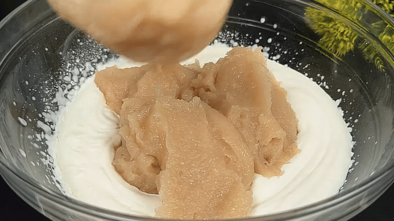 Рецепт десерту з яблук і вершків без випічки та желатину