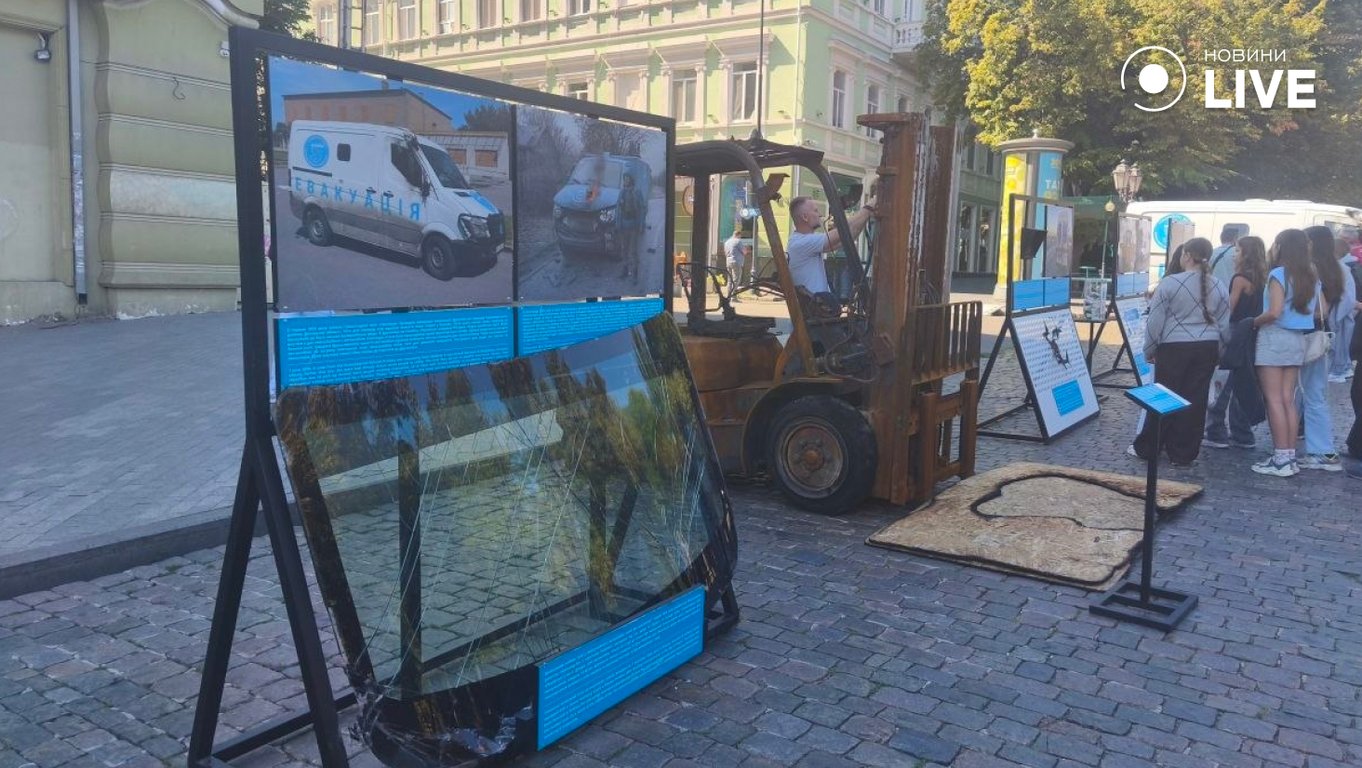 Виставка про обстріли гуманітарних місій в Одесі