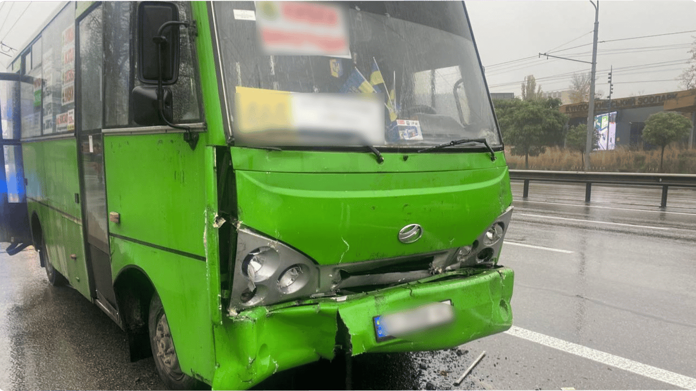 У Києві зіткнулися дві маршрутки, є постраждалі серед  пасажирів