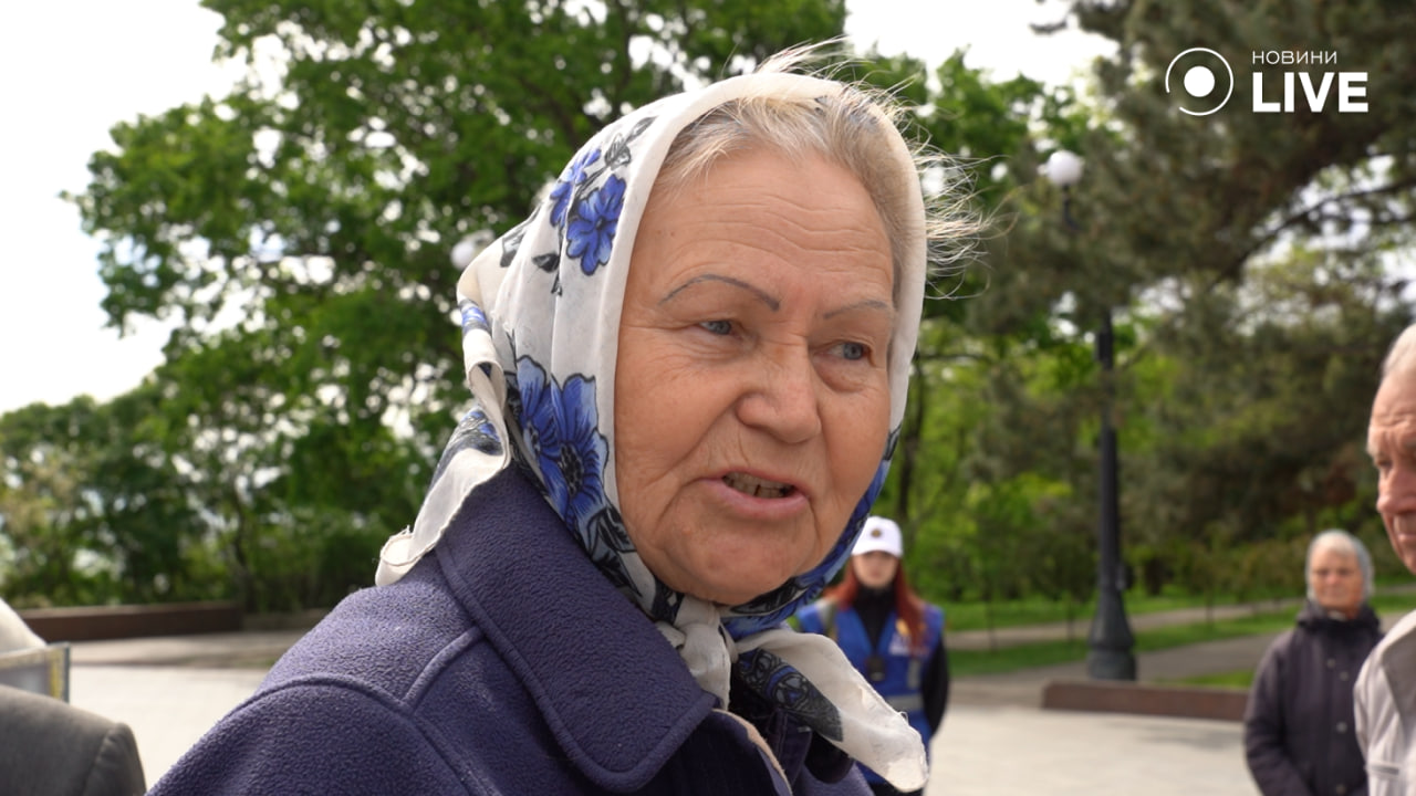 Одесити несуть квіти да пам'ятних місць — яка ситуація на Алеї слави - фото 5