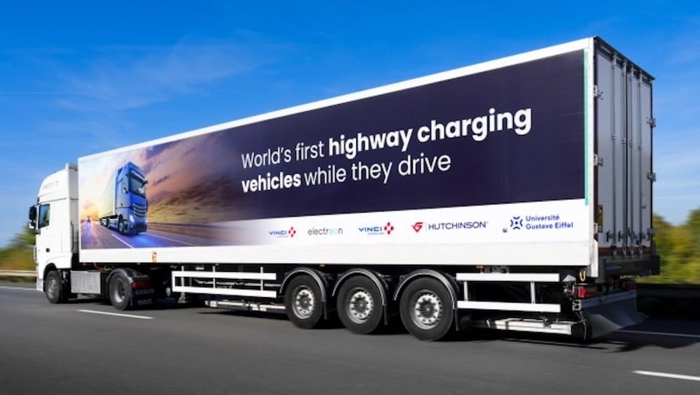 Зарядка вантажівки на ходу