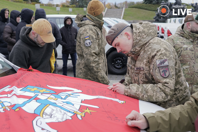 війсьоквий розписується на прапорі