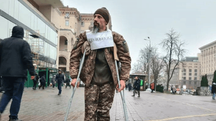 У центрі Києва ветеран війни змушений просити їжу в перехожих - 285x160