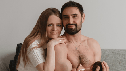 Обнаженный Виталий Козловский показал трогательные фото с женой и сыном после родов - 285x160