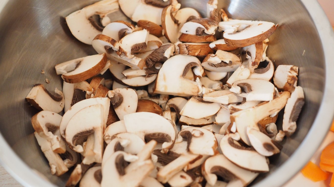 Нарізані гриби в тарілці.