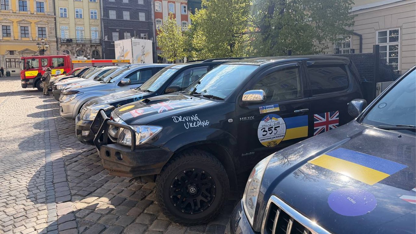 Во Львов прибыли 26 автомобилей для нужд фронта от Великобритании для нужд фронта