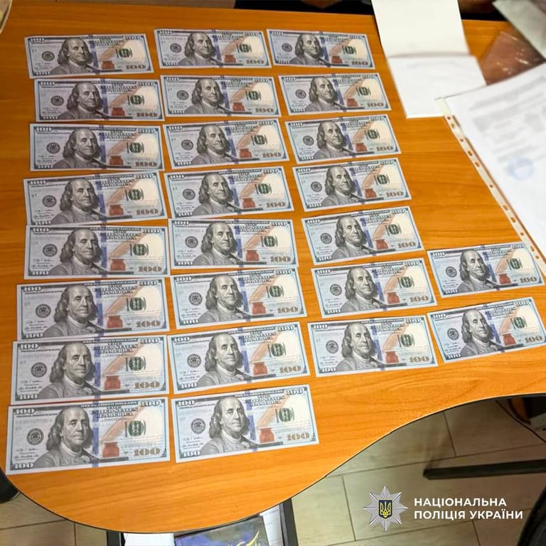 Гроші на столі
