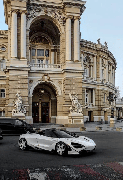 В Одессе заметили необычную машину за 300 тысяч долларов - фото 1