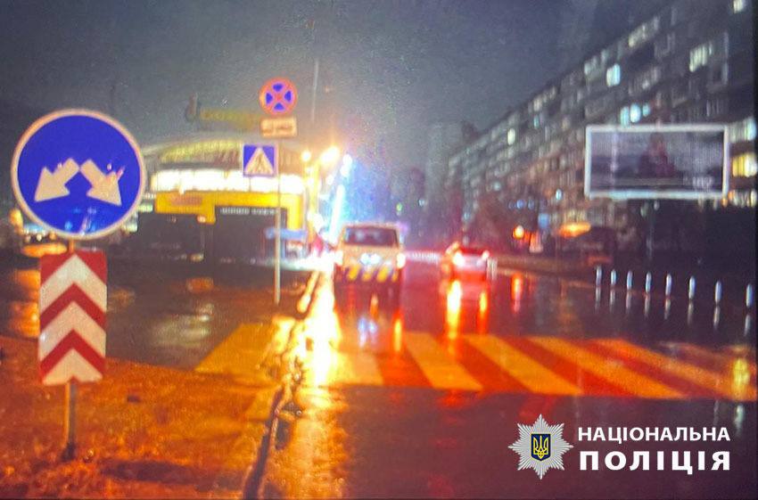 у Києві на пішоході збили дівчину