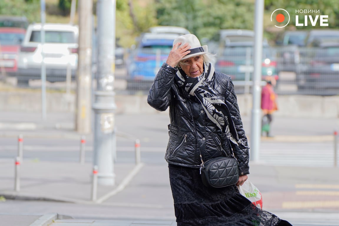 Женщина в Киеве во время ветра