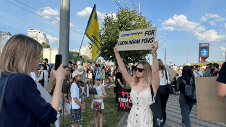 Free Azov — в Киеве родные пленных бойцов "Азова" вышли на улицы - 290x166