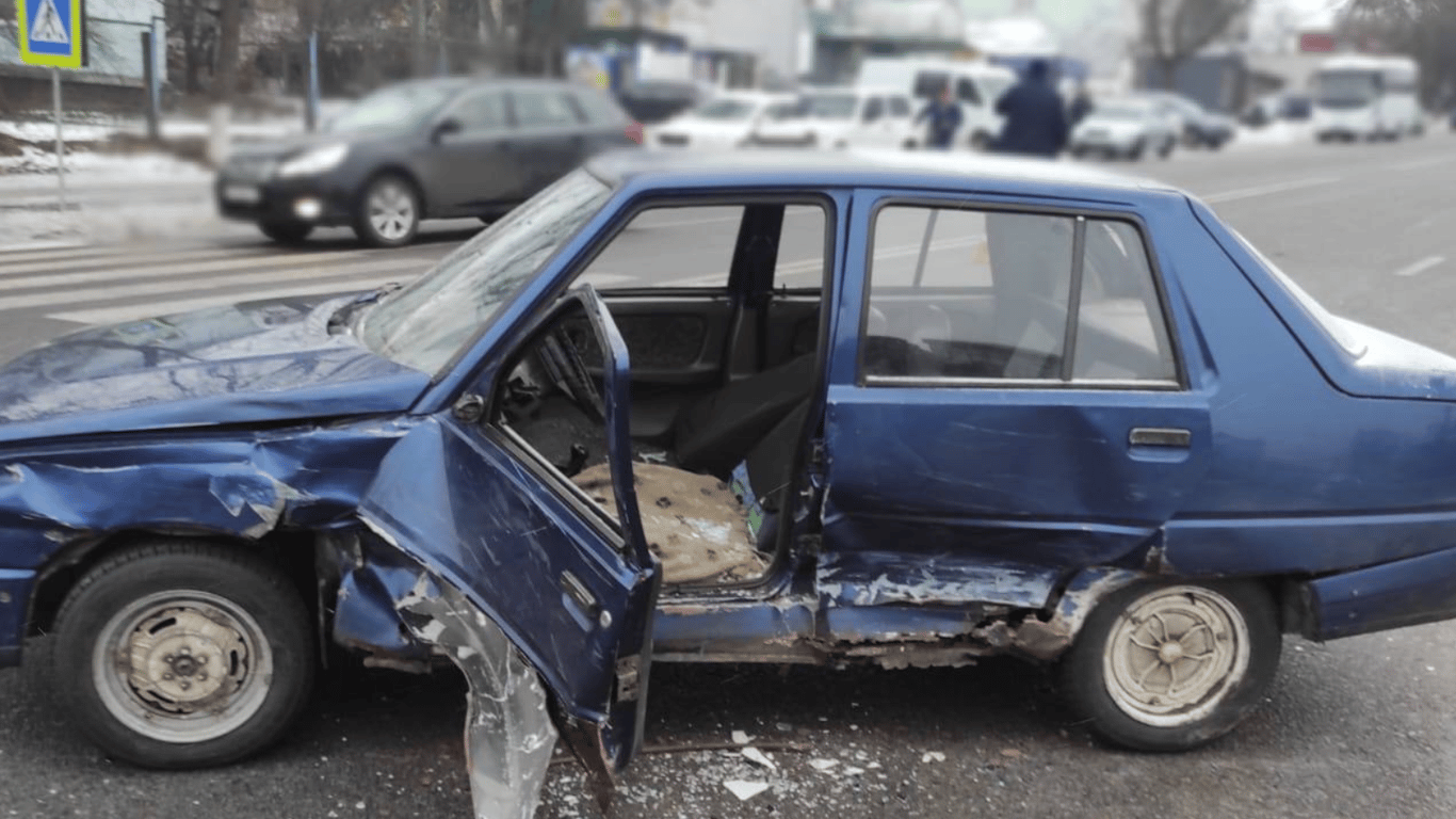В Киевской области столкнулись сразу три автомобиля, есть пострадавший
