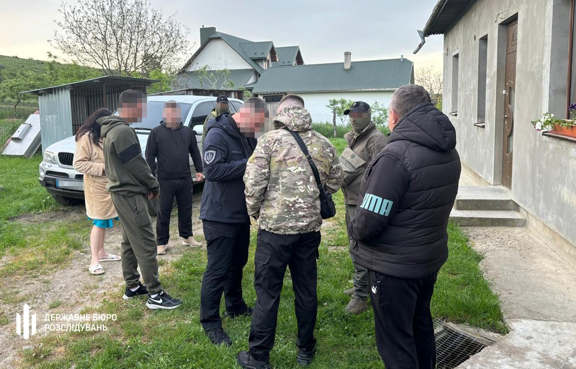 допомагав чоловіка виїхати за кордон