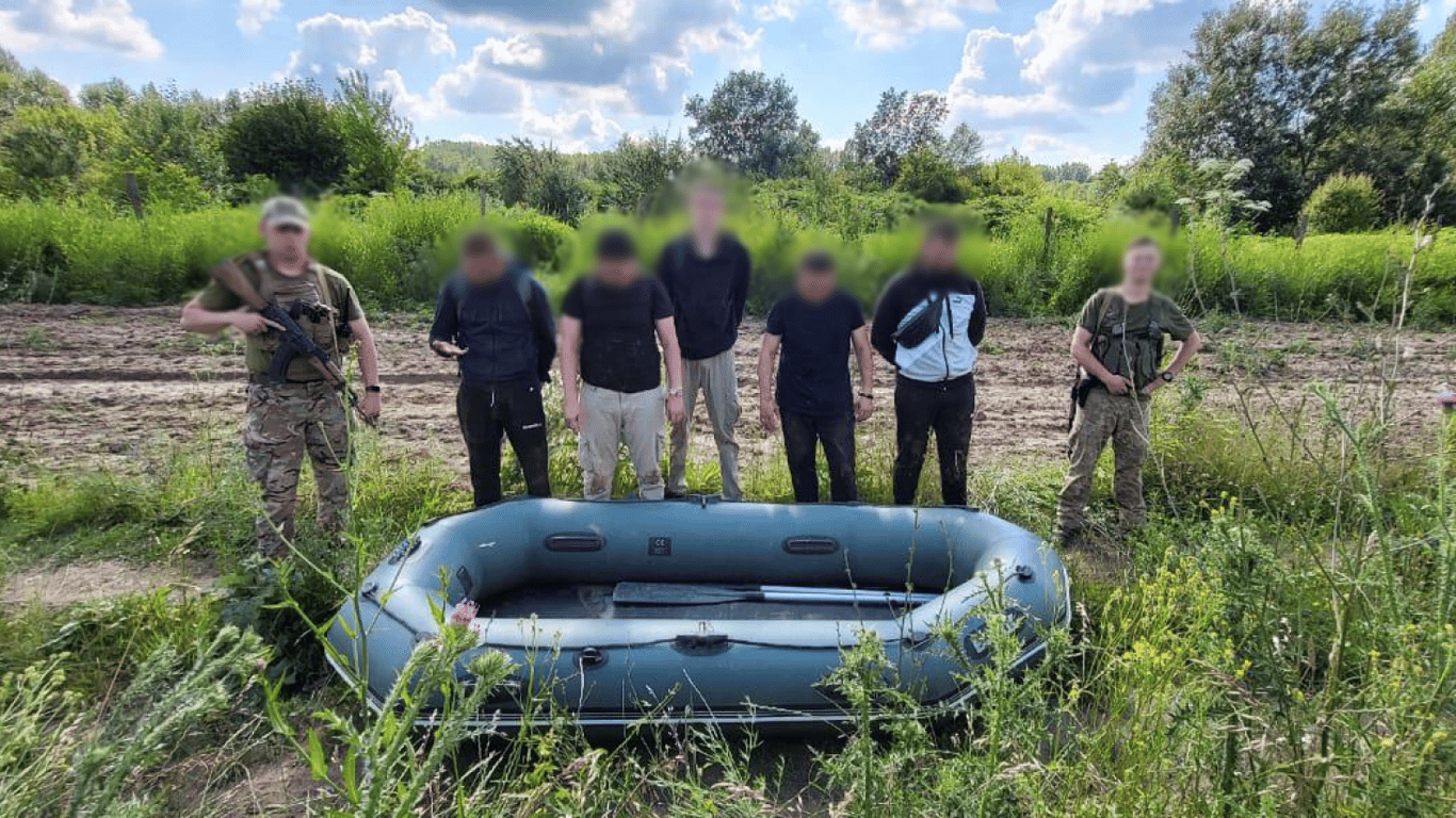 Групу порушників на кордоні з Угорщиною зупиняли зі зброєю — подробиці