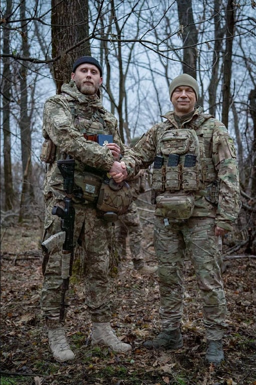 Сирський нагородив військових