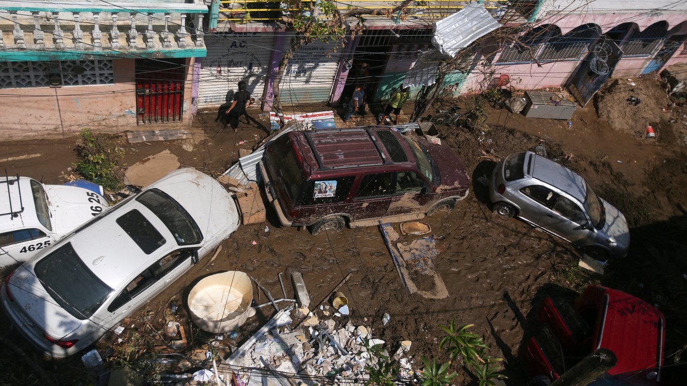 В Акапулько в Мексике в результате урагана Отис погибли по меньшей мере 50 человек