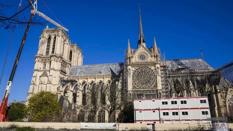 Вежі Нотр-Даму відкрили вперше  після руйнівної пожежі - фото 1