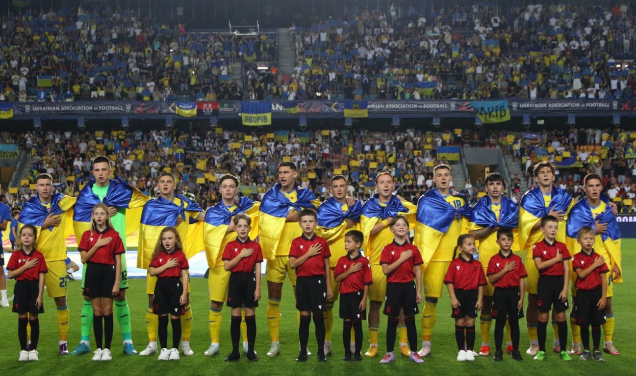Игроки сборной Украины во время исполнения национального гимна