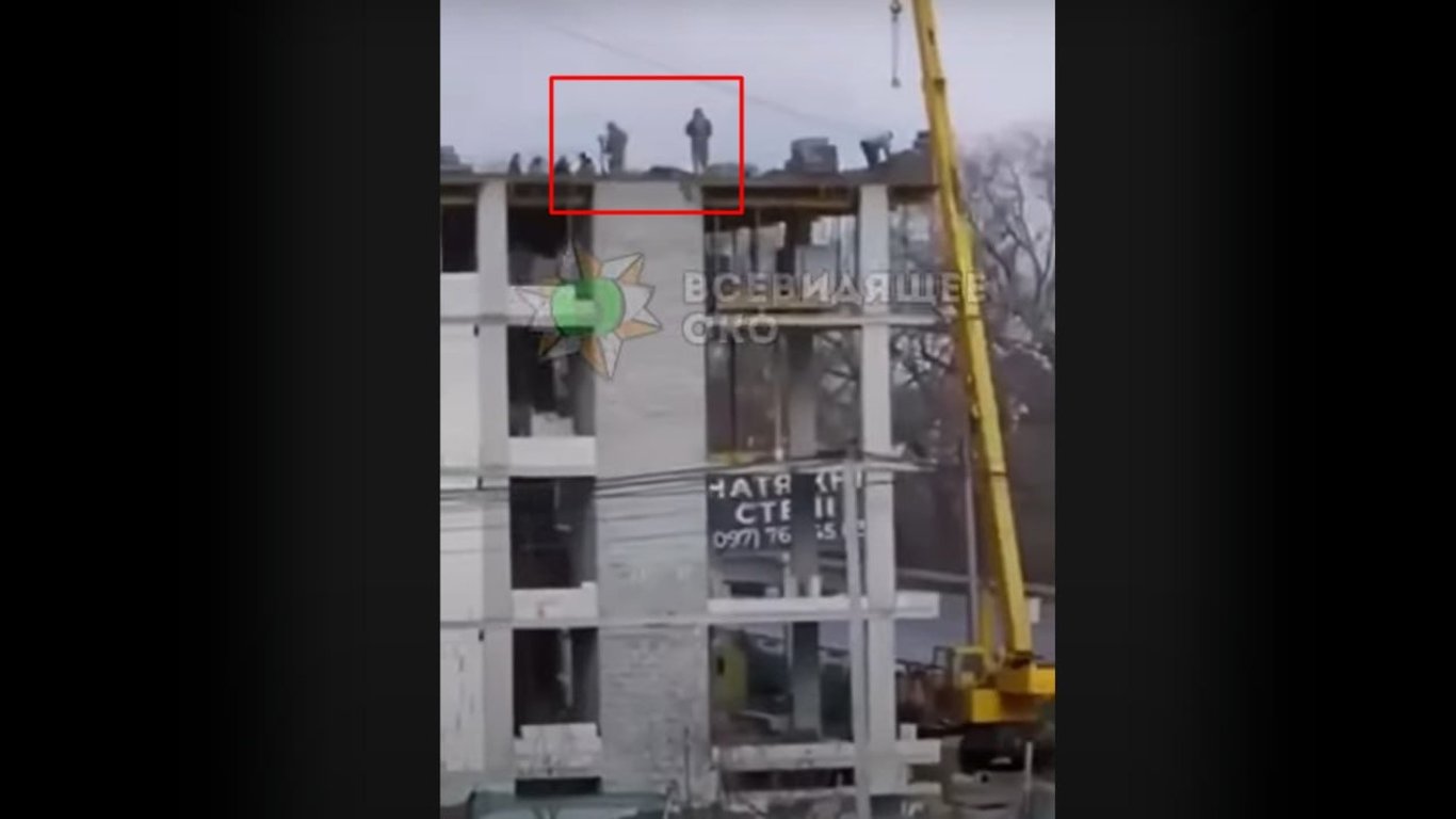 В Тернополе работники ТЦК взобрались на крышу здания, чтобы вручить повестки строителям